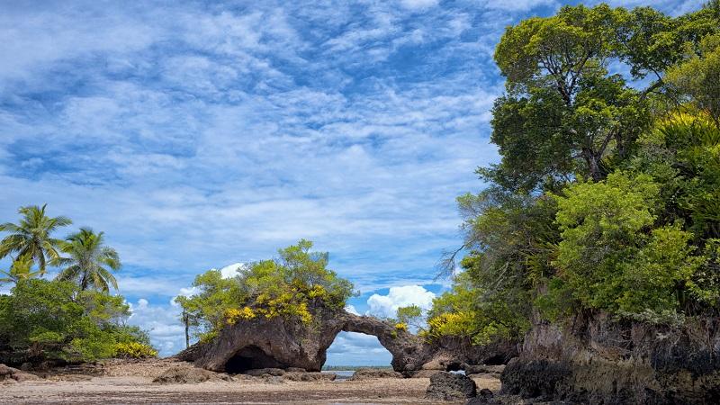 Ilha da Pedra Furada na peninsula de marau